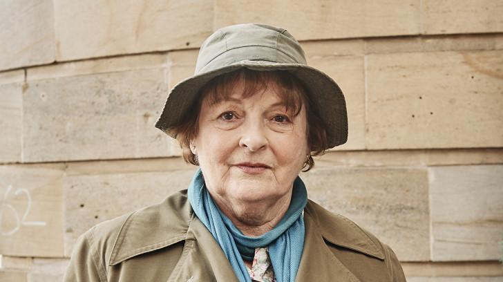 Brenda Blethyn posant dans la tenue de l'inspectrice-chef